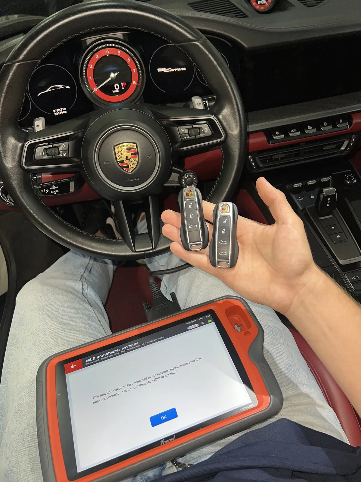 Duas chaves de Porsche e o equipamento de codificação da Z7 Chaves, dentro do veículo